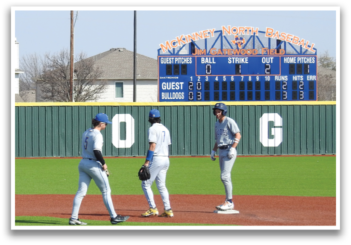 Three baseball players wearing blue and grey uniforms are standing on a baseball field. They are holding baseball gloves and talking to each other. Contenido generado con IA
