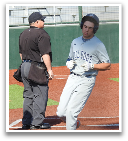 A baseball player wearing a helmet and a grey uniform walks across the field. Contenido generado con IA