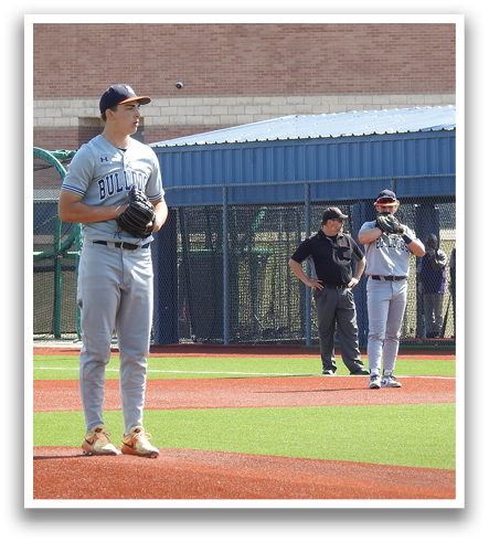 Two baseball players on a field, one of them is a pitcher. Contenido generado con IA