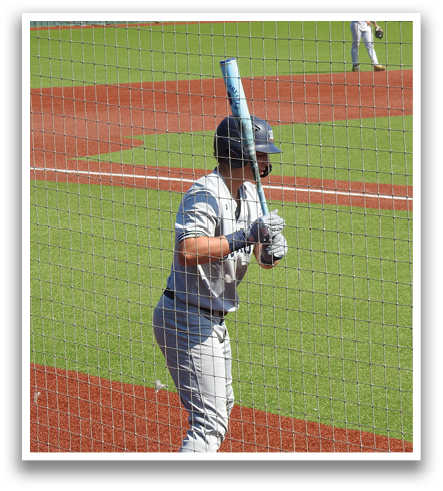 A baseball player is holding a bat and waiting for the pitch. Contenido generado con IA