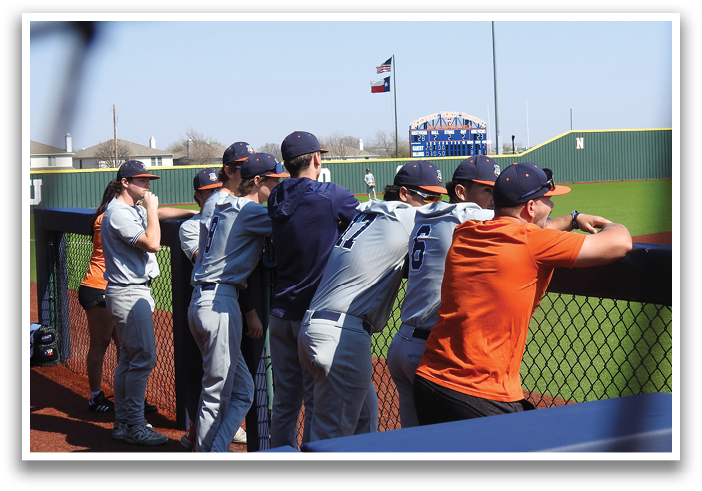 Baseball players in uniforms on the field, some sitting on a bench and others standing. Contenido generado con IA