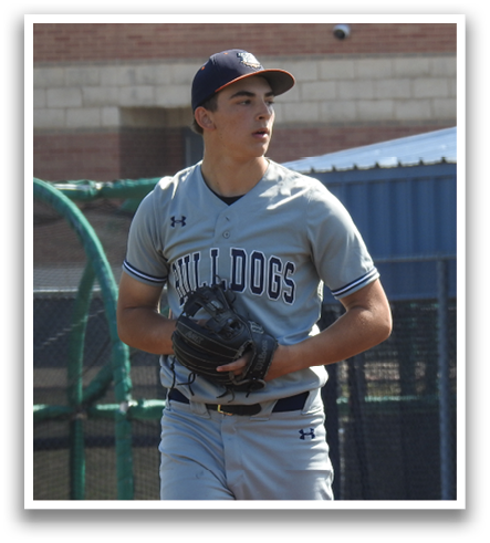 A baseball player wearing a grey shirt and blue hat stands on the field. Contenido generado con IA
