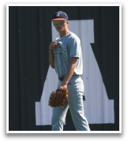 A baseball player wearing a grey uniform and a baseball glove. Contenido generado con IA