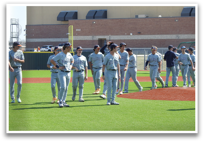 A group of baseball players in uniforms standing on a field. Contenido generado con IA