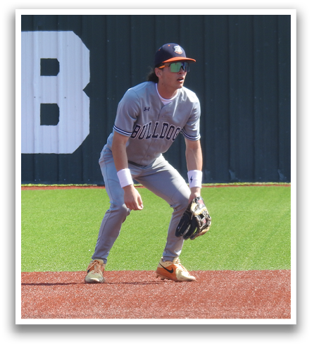 A baseball player in a grey uniform is running towards a base. Contenido generado con IA