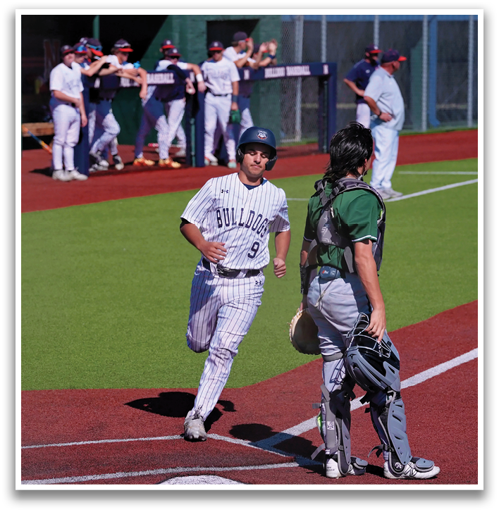 A baseball player is running towards home plate while another player is holding a baseball bat. Contenido generado con IA