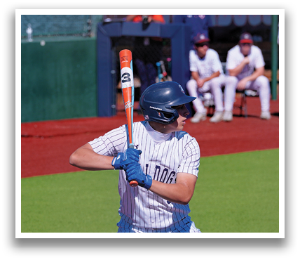 A baseball player is swinging a bat on a field, with a crowd of people watching. Contenido generado con IA