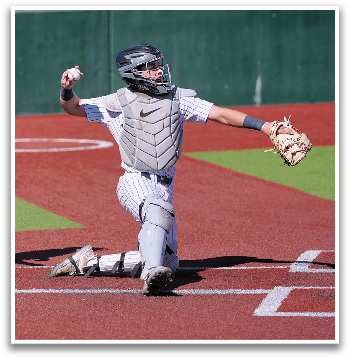 A baseball player is getting ready to hit the ball. Contenido generado con IA