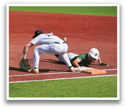 A baseball player slides into home plate while another player tries to catch the ball. Contenido generado con IA