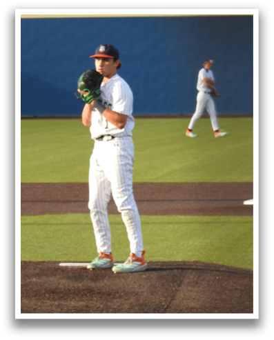 A baseball player stands on the pitcher's mound, holding a baseball glove. Contenido generado con IA