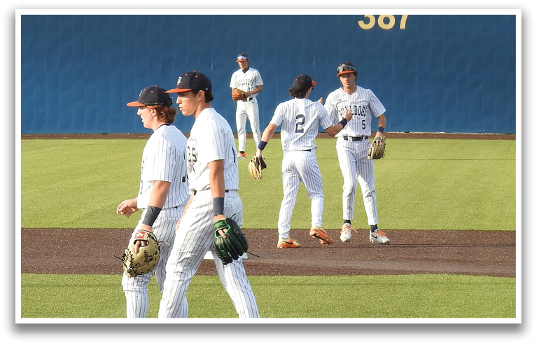 Baseball players on a field, one of them wearing a hat. Contenido generado con IA