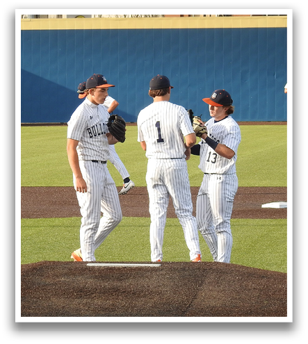 Three baseball players wearing number 1, 13, and 15 are talking to each other on the field. Contenido generado con IA