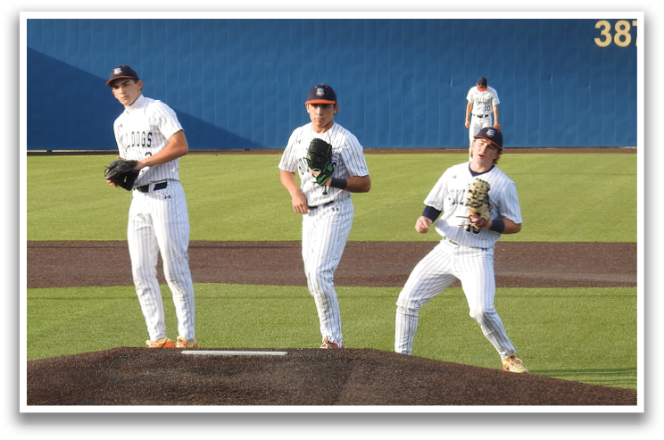 Three baseball players are standing on a field, wearing white uniforms and holding baseball gloves. They are positioned in the outfield, ready to catch a ball. Contenido generado con IA