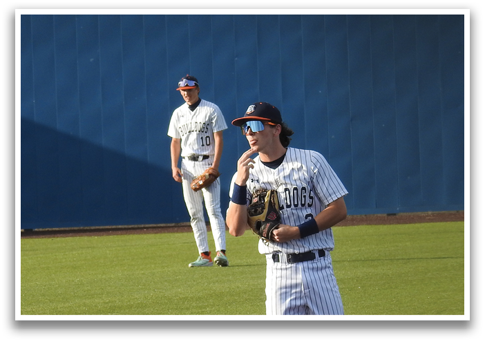 Two baseball players on a field, one holding a glove. Contenido generado con IA