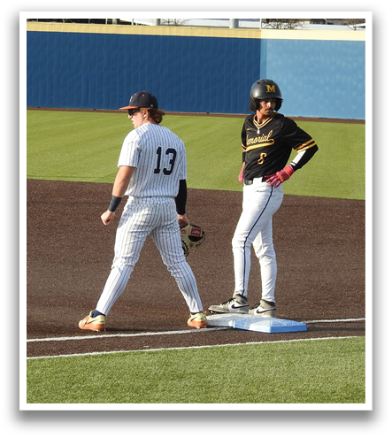 Two baseball players are standing on a baseball field. One player is wearing a black shirt and the other is wearing a white shirt. They are both holding baseball gloves. Contenido generado con IA
