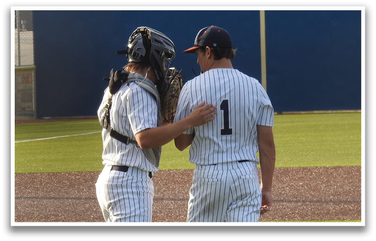 Two baseball players are standing on a field, talking to each other. One player is wearing a baseball glove. Contenido generado con IA