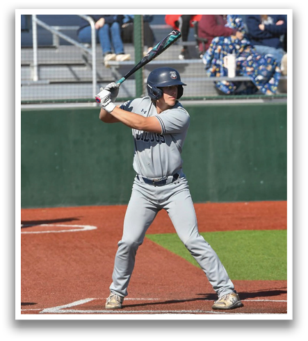 Two baseball players on the field, one holding a bat and the other holding a glove. Contenido generado con IA