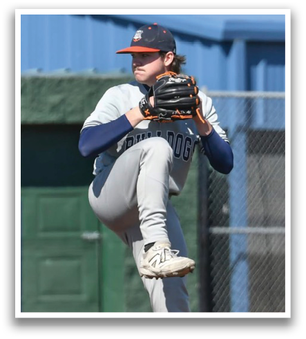 A baseball player wearing a blue helmet and white uniform is standing on a baseball field. Contenido generado con IA