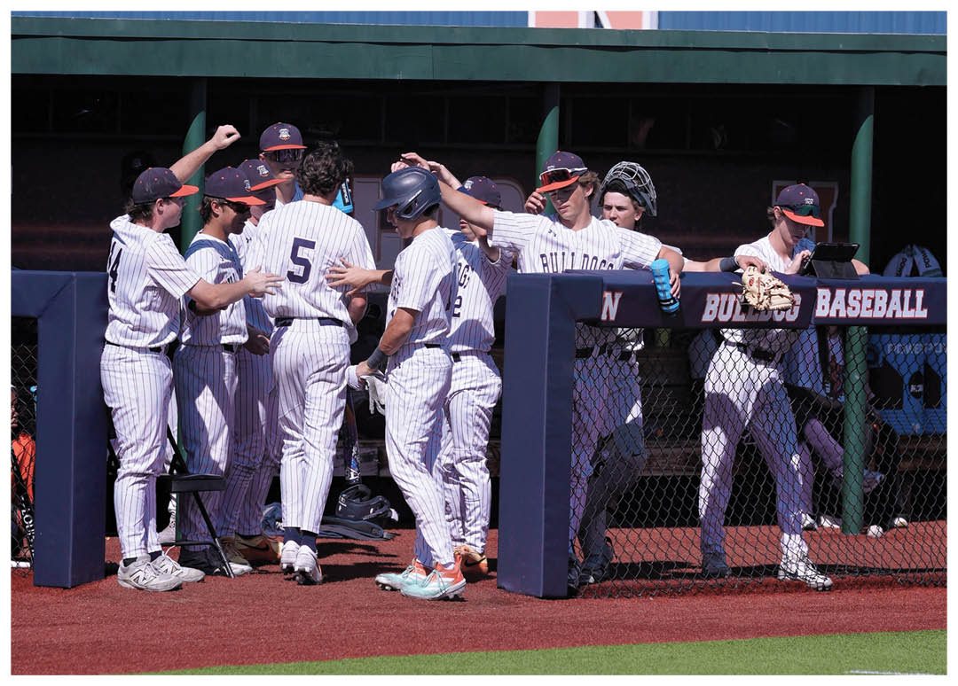 Baseball players are standing on the field, some of them are wearing helmets. Contenido generado con IA