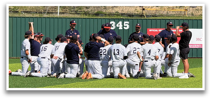 A group of men are sitting on the grass near a baseball field. Contenido generado con IA