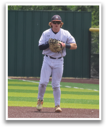 A baseball player is standing on the field, wearing a baseball glove and holding a bat. Contenido generado con IA