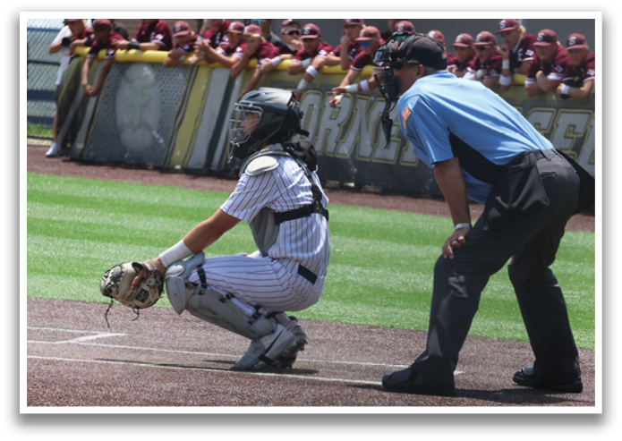 A baseball game is in progress with a batter, catcher, and umpire. The batter is holding a bat and preparing to swing. The catcher is wearing a baseball glove and is ready to catch the ball. The umpire is standing behind the catcher, closely observing the play. Contenido generado con IA
