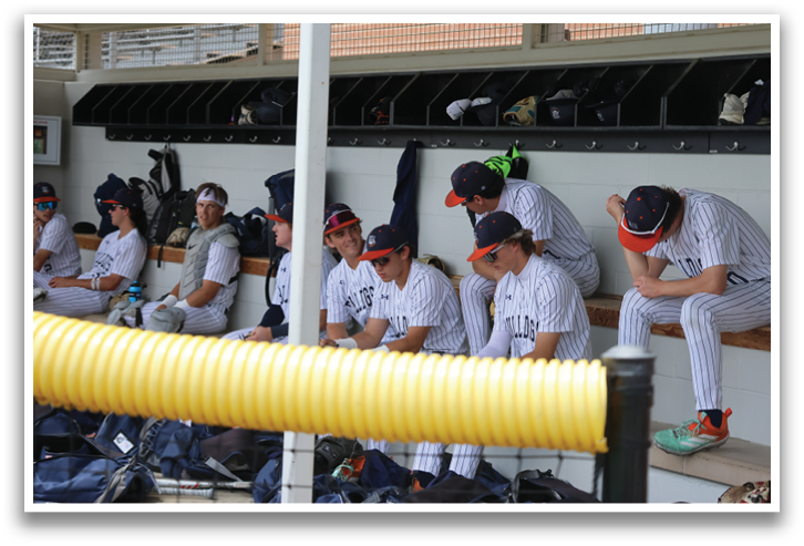Baseball players sitting on benches in a dugout. Contenido generado con IA