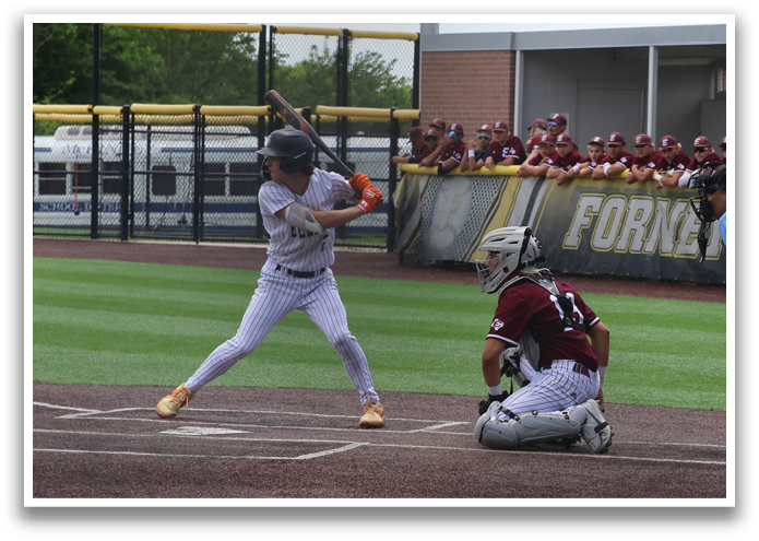 A baseball player is swinging a bat on a field, with a catcher and an umpire behind him. Contenido generado con IA