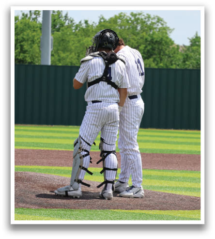 Two baseball players are standing on a field, one of them is wearing a catcher's mitt. Contenido generado con IA