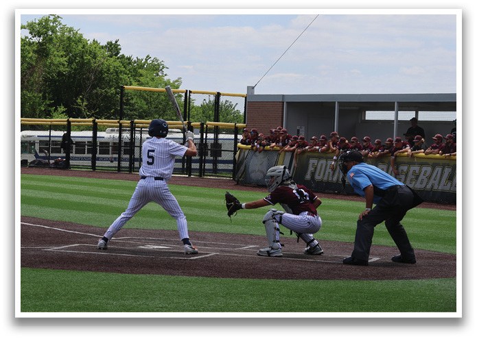 A baseball player is swinging a bat on a field, with a crowd of people watching the game. Contenido generado con IA