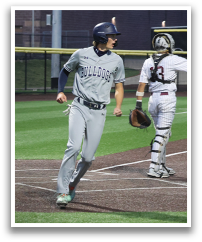 A baseball player is running to the base while another player is holding a baseball glove. Contenido generado con IA