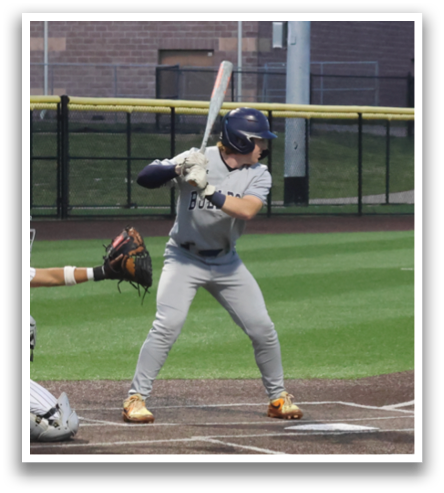 A baseball game is taking place with a batter at home plate, a catcher, and an umpire. The batter is holding a bat and preparing to swing. Contenido generado con IA