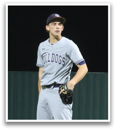 A baseball player in a grey uniform stands on the pitcher's mound, holding a baseball glove. Contenido generado con IA