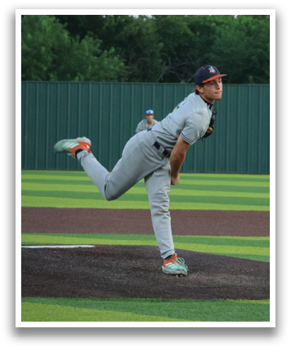 A baseball player in a grey uniform is pitching a ball on a field. Contenido generado con IA