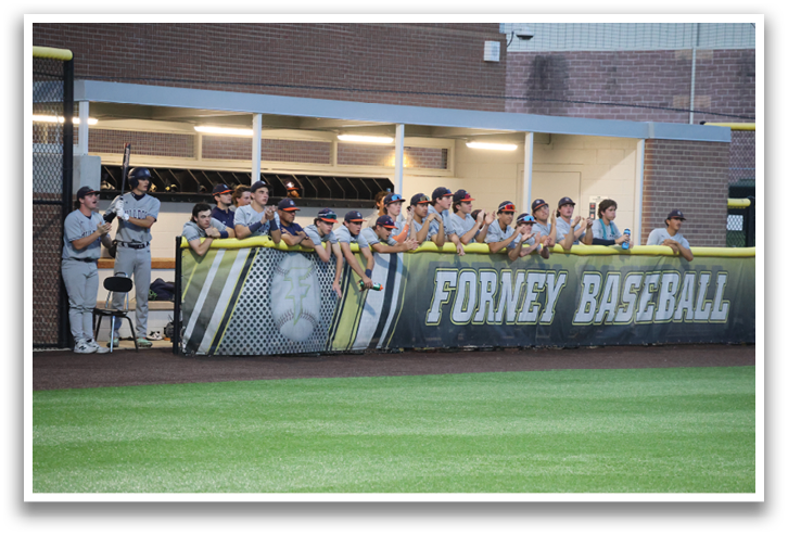 A group of people are standing behind a fence, watching a baseball game. Contenido generado con IA
