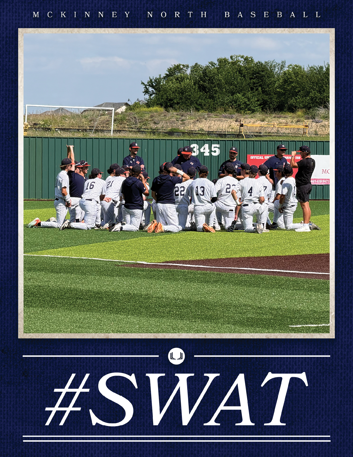Baseball players from the Mc Kinney North High School team are gathered on the field, kneeling in front of their coaches. Contenido generado con IA