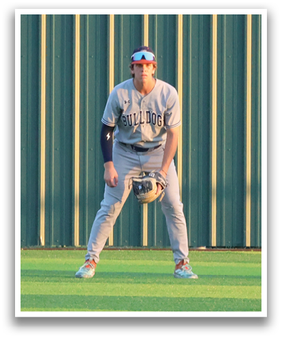 A man is standing in a baseball field, wearing a baseball glove. Contenido generado con IA