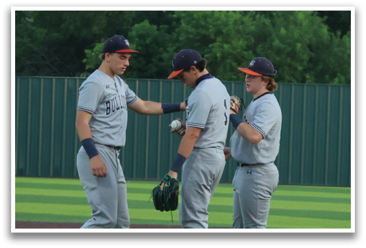 Two baseball players wearing gray uniforms are standing on a field. Contenido generado con IA