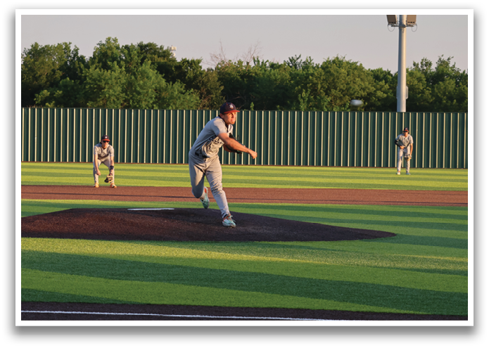 A baseball game is taking place on a field with a pitcher throwing a ball. There are several players on the field, including a batter, a catcher, and a pitcher. The pitcher is in the process of throwing the ball, while the batter is ready to swing. The catcher is positioned behind the batter, wearing a baseball glove. The scene captures the excitement and action of a baseball game. Contenido generado con IA