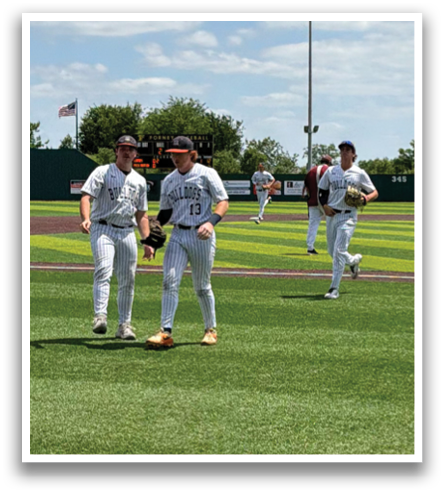 A group of people are standing on a baseball field, some of them wearing baseball gloves. Contenido generado con IA