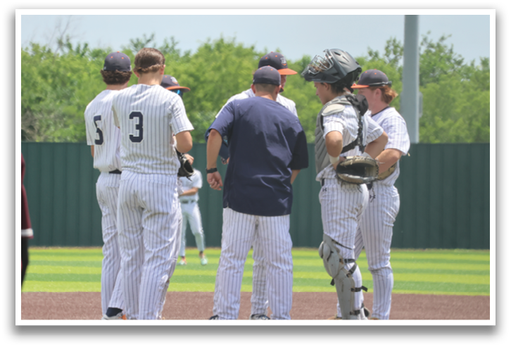 Baseball players on a field, some wearing helmets and one wearing a catcher's mitt. Contenido generado con IA