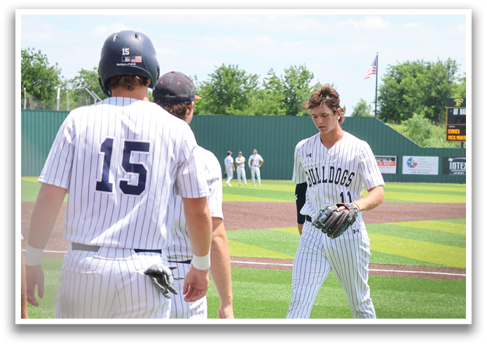 A group of baseball players on a field, one of them wearing a baseball glove. Contenido generado con IA