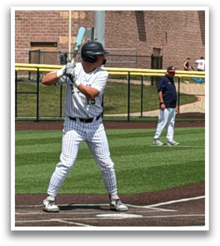 A baseball game is taking place on a field with a batter, catcher, and umpire. The batter is swinging a bat, and the catcher is wearing a baseball glove. There are several other people on the field, likely teammates and opponents. Contenido generado con IA