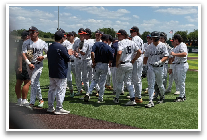 A group of baseball players are standing on a field, some of them wearing blue shirts. Contenido generado con IA