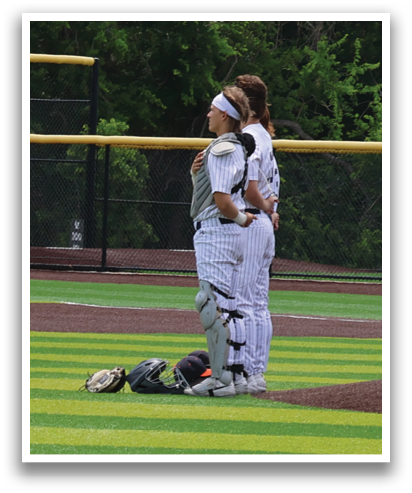 A baseball player is kneeling on the field, holding a baseball bat. Contenido generado con IA