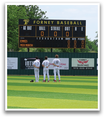 Three baseball players are standing on a field, looking at a scoreboard. Contenido generado con IA