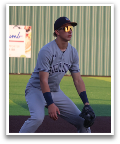 A baseball player is standing on the field, wearing a grey uniform and holding a baseball glove. Contenido generado con IA