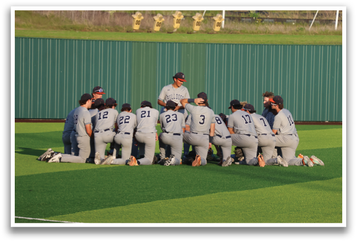 Baseball players kneeling on the field, listening to a coach. Contenido generado con IA