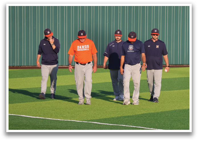A group of men wearing baseball uniforms are standing on a field. Contenido generado con IA