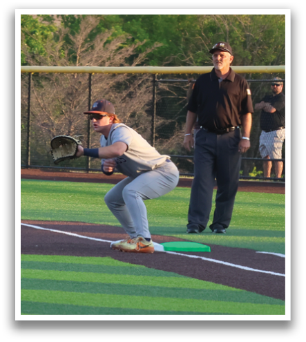 A baseball game is in progress with a batter, catcher, and umpire. The batter is holding a bat and preparing to swing at the ball. The catcher is ready to catch the ball, and the umpire is standing behind the batter, observing the play. Contenido generado con IA